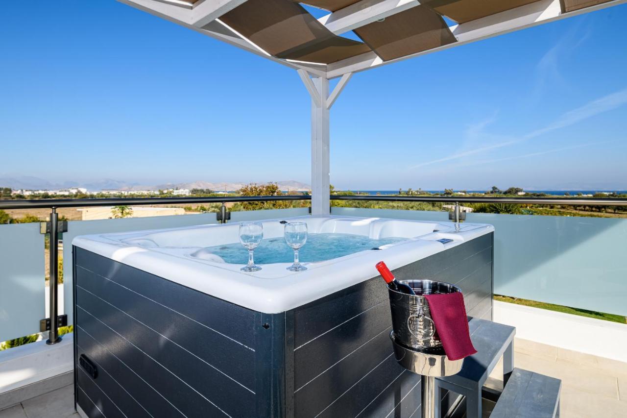 Asteria Pearl Villa 2 With Rooftop Jacuzzi Tigkaki  Bagian luar foto