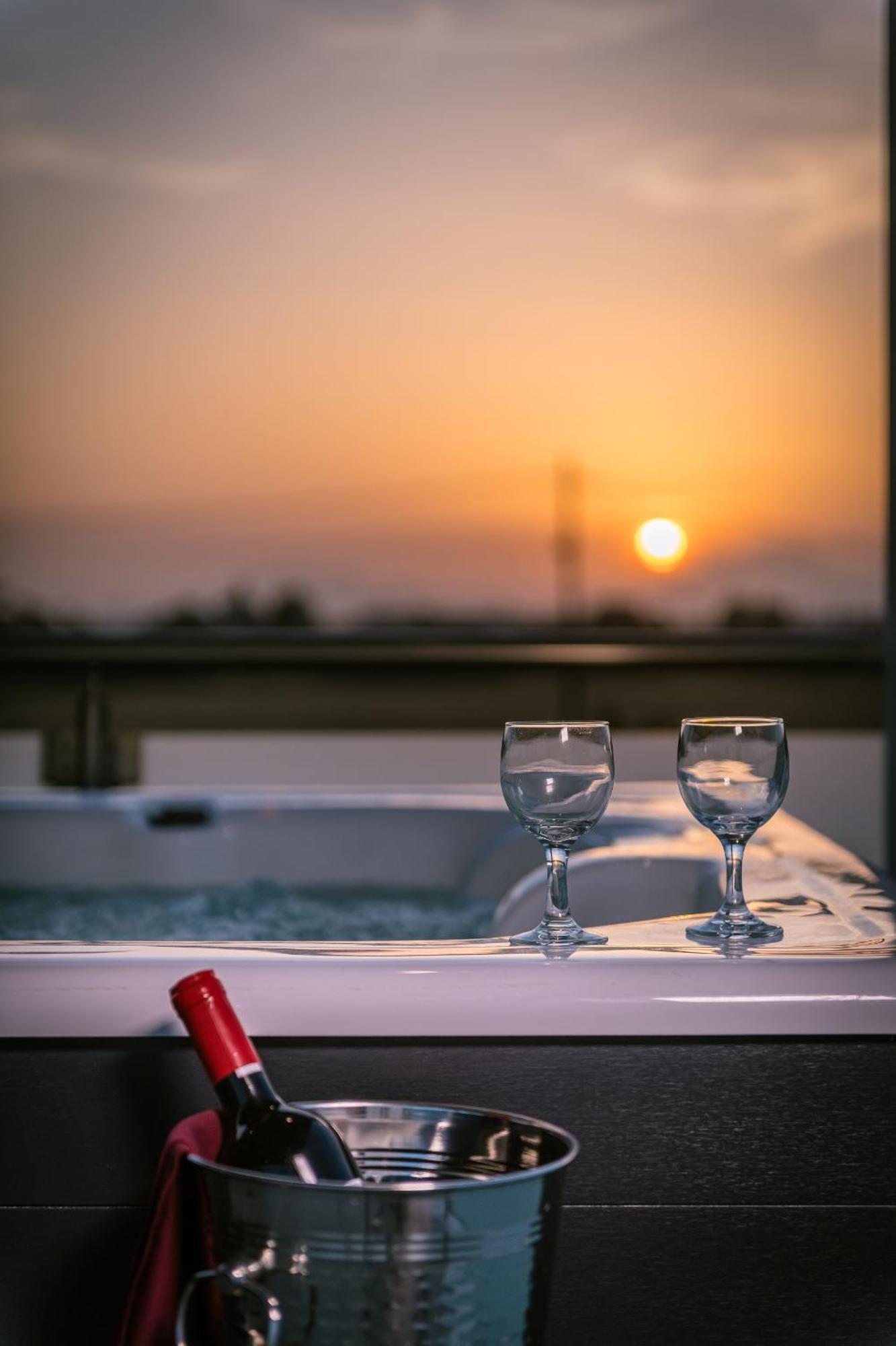 Asteria Pearl Villa 2 With Rooftop Jacuzzi Tigkaki  Bagian luar foto