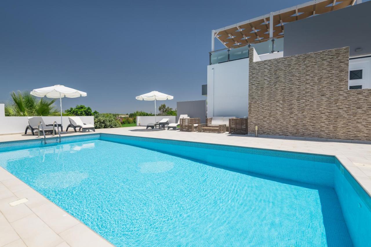 Asteria Pearl Villa 2 With Rooftop Jacuzzi Tigkaki  Bagian luar foto