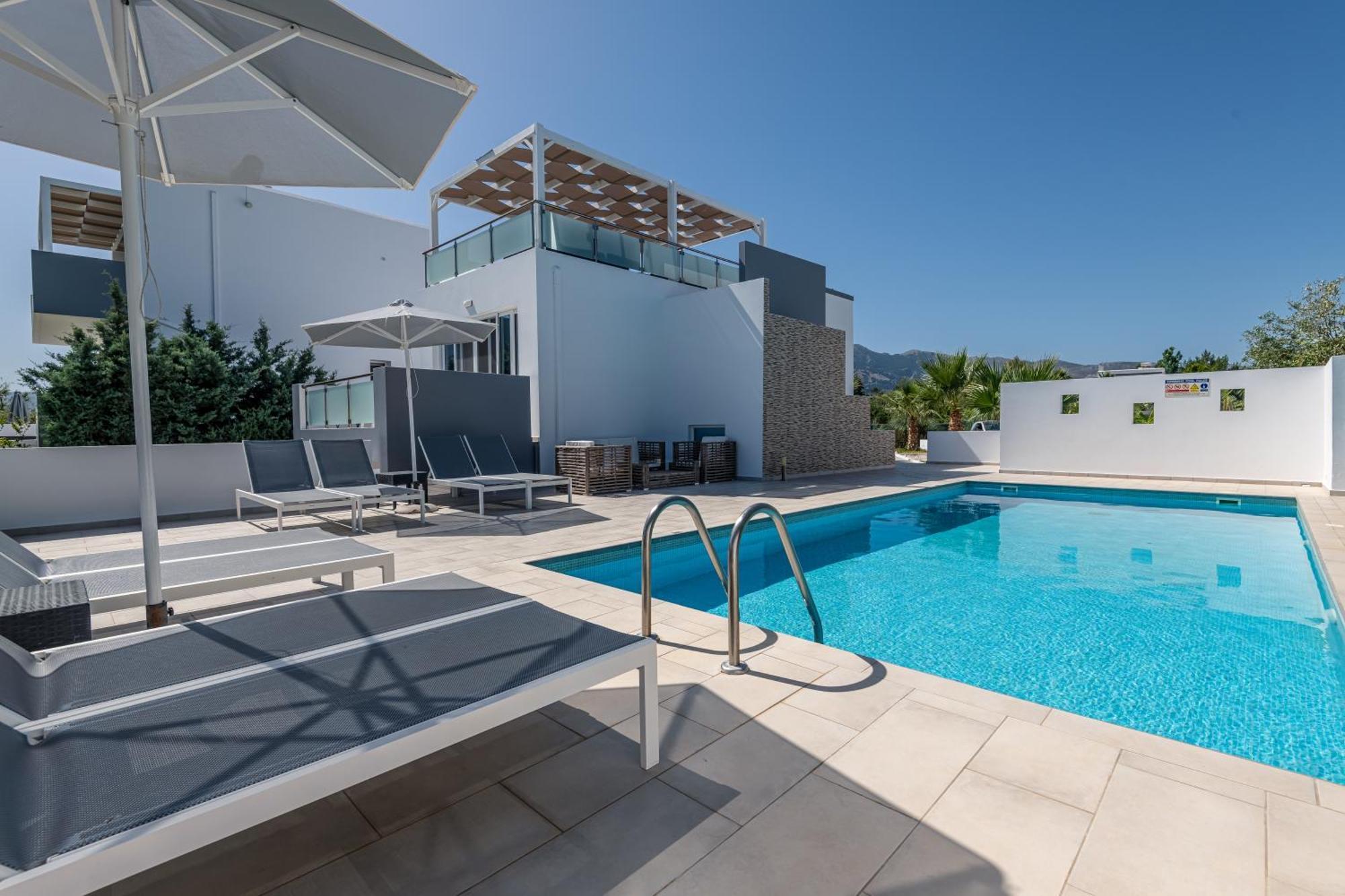 Asteria Pearl Villa 2 With Rooftop Jacuzzi Tigkaki  Bagian luar foto