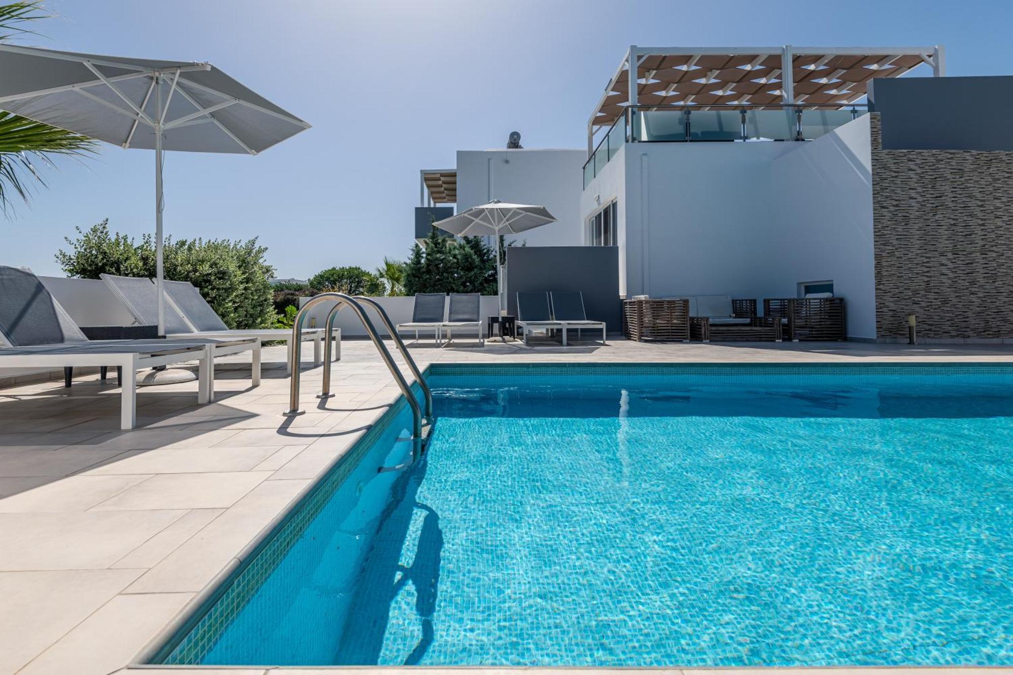 Asteria Pearl Villa 2 With Rooftop Jacuzzi Tigkaki  Bagian luar foto