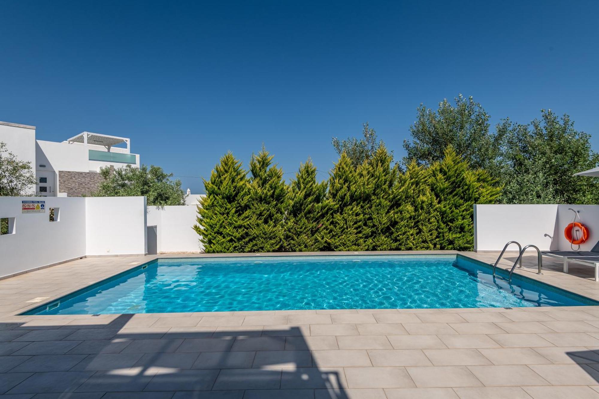 Asteria Pearl Villa 2 With Rooftop Jacuzzi Tigkaki  Bagian luar foto