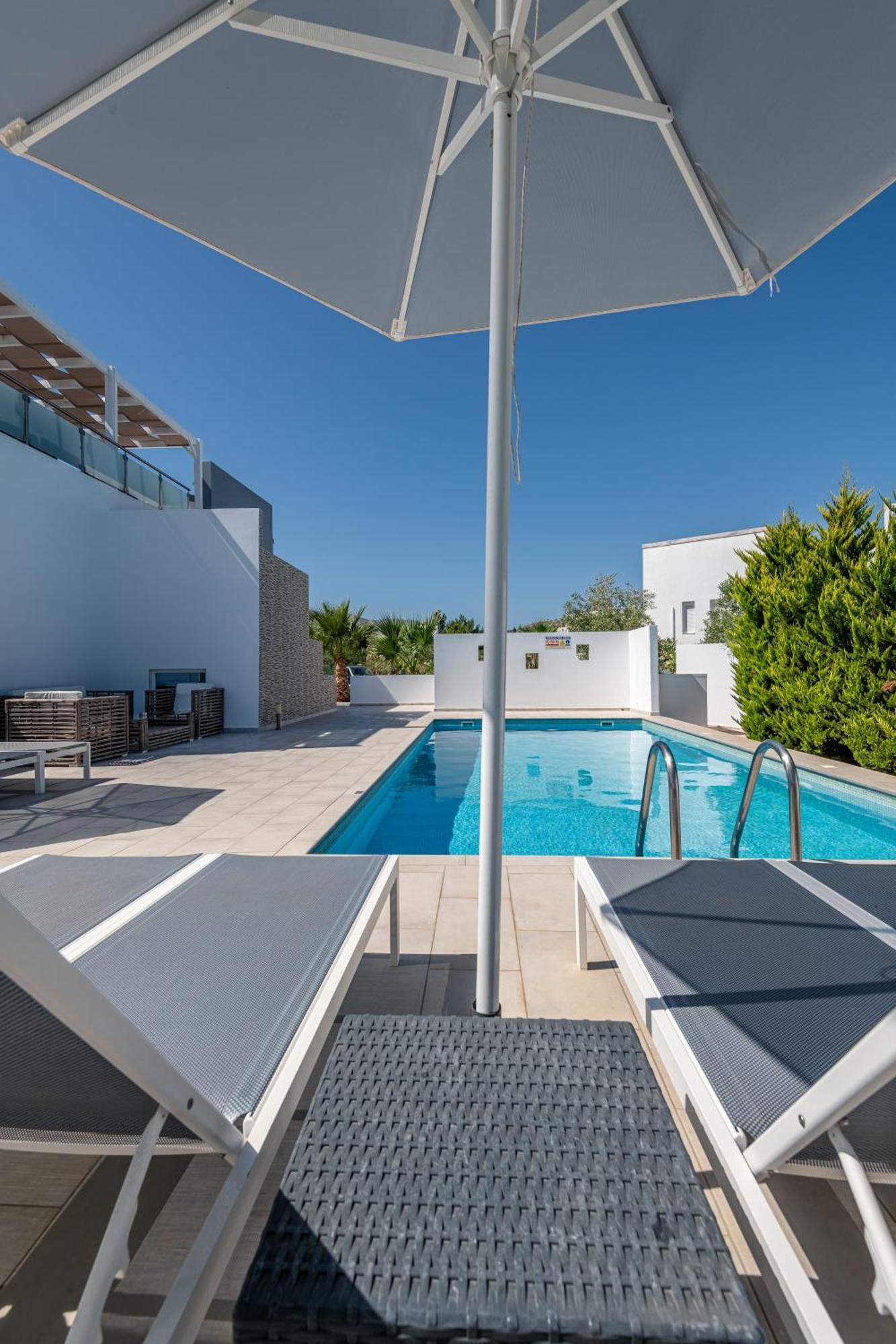 Asteria Pearl Villa 2 With Rooftop Jacuzzi Tigkaki  Bagian luar foto