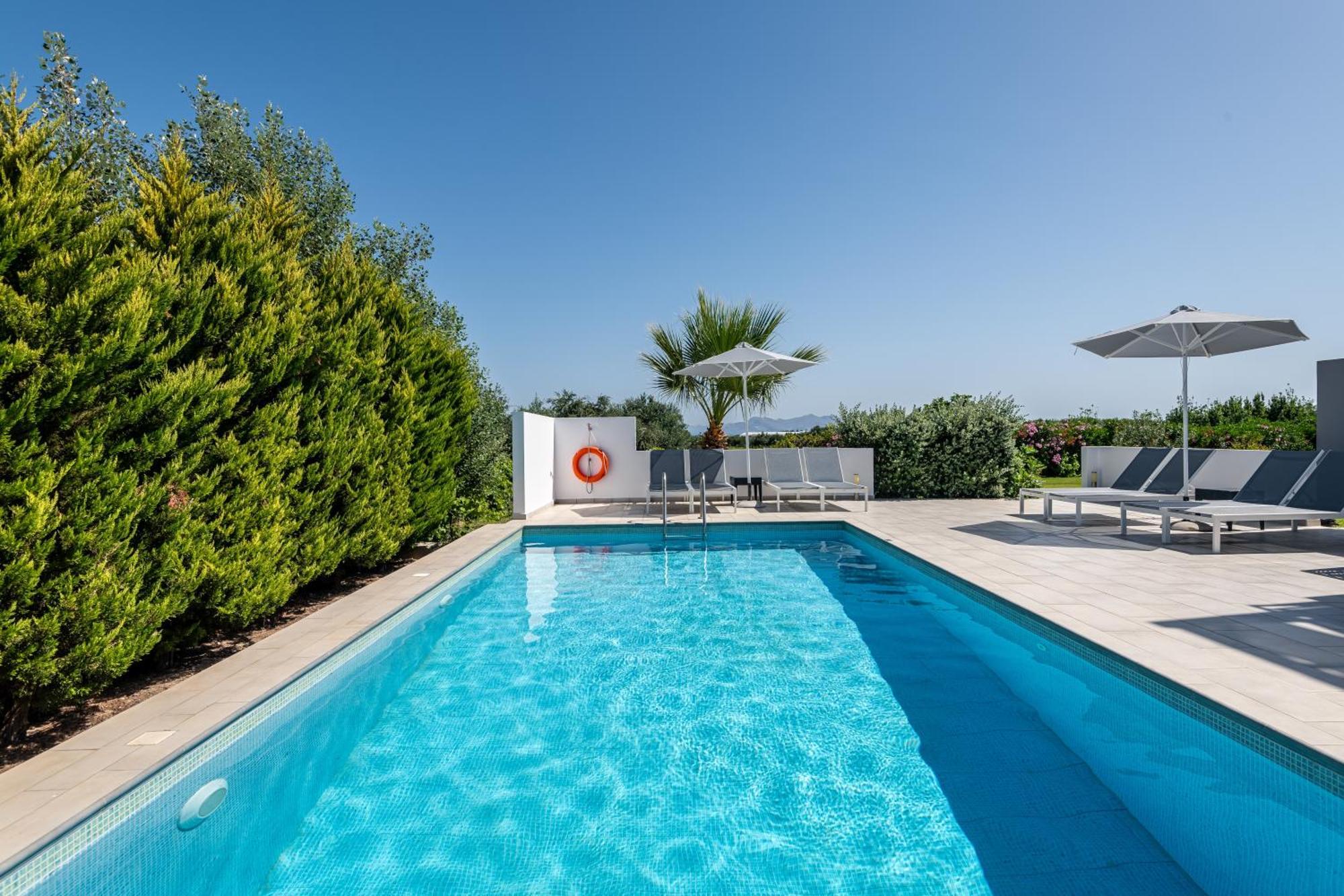Asteria Pearl Villa 2 With Rooftop Jacuzzi Tigkaki  Bagian luar foto