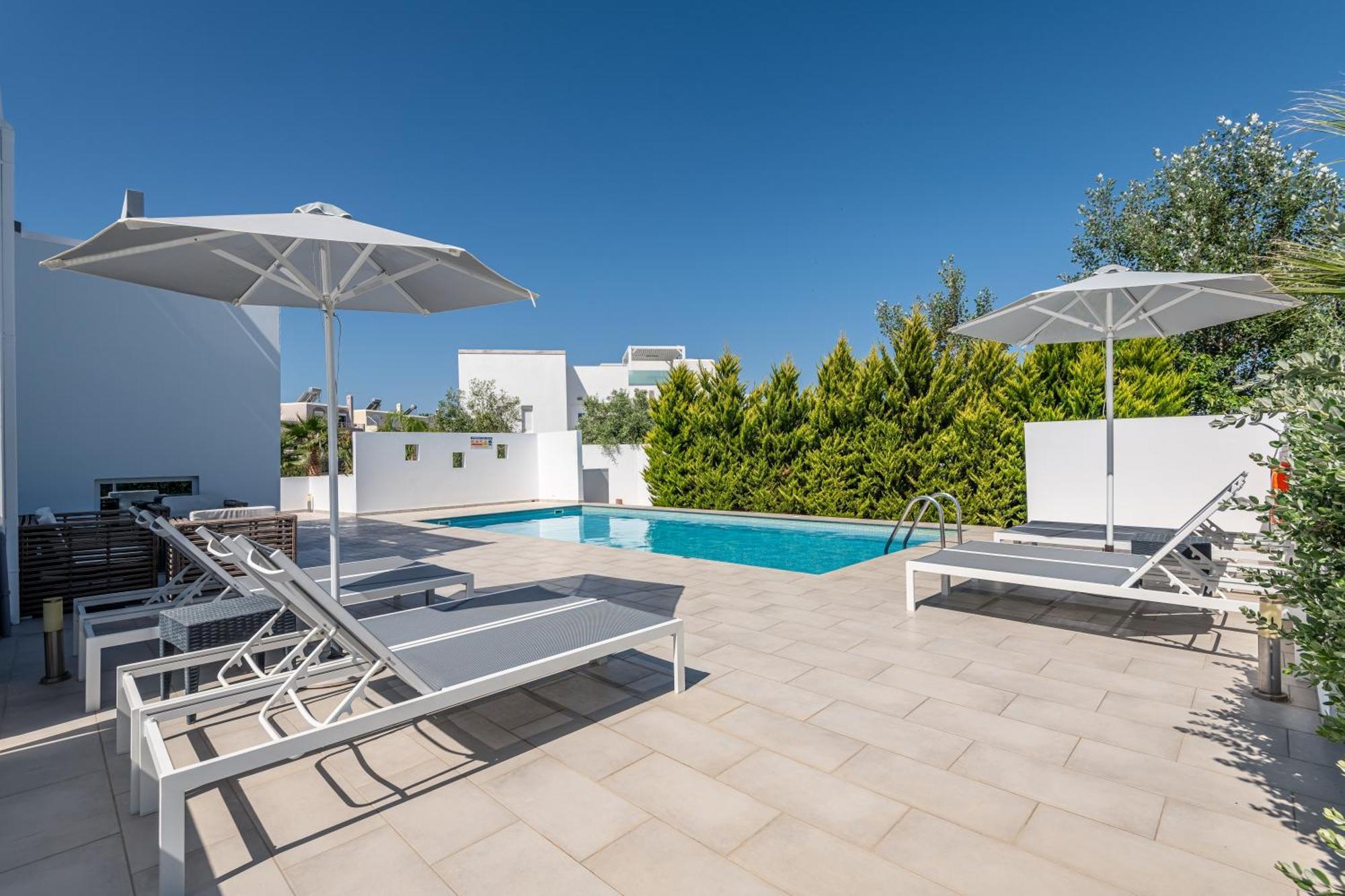Asteria Pearl Villa 2 With Rooftop Jacuzzi Tigkaki  Bagian luar foto
